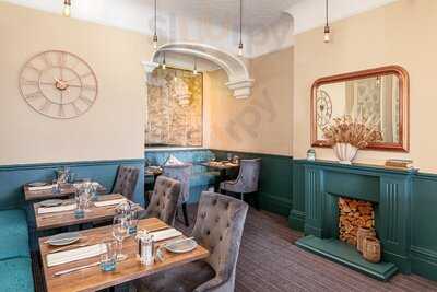 Coast Bar And Bistro At Ommaroo Hotel