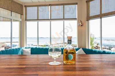 Coast Bar And Bistro At Ommaroo Hotel