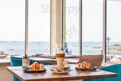 Coast Bar And Bistro At Ommaroo Hotel