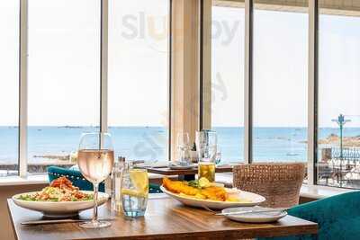 Coast Bar And Bistro At Ommaroo Hotel