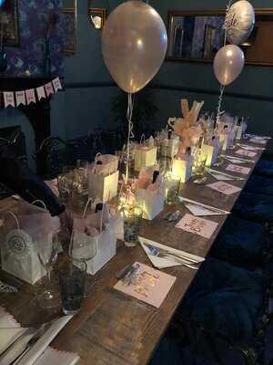 Hamptons Lounge Bar & Restaurant