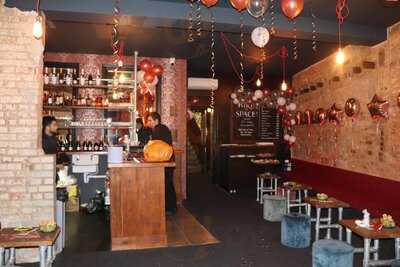 Hamptons Lounge Bar & Restaurant