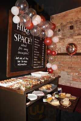 Hamptons Lounge Bar & Restaurant