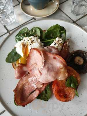 Bomboras Cafe Bar Pizzeria