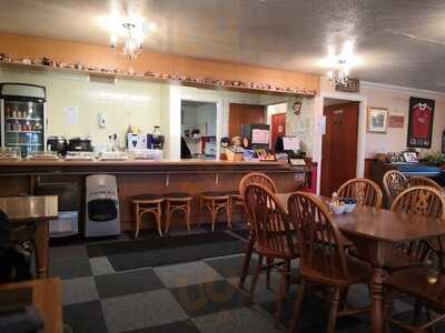 Flora's Shop & Restaurant