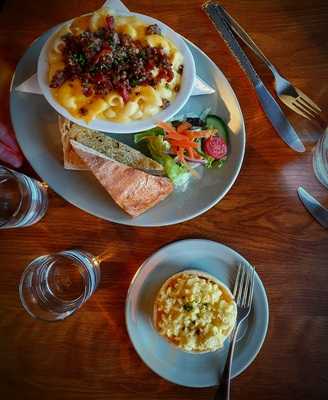 Flora's Shop & Restaurant