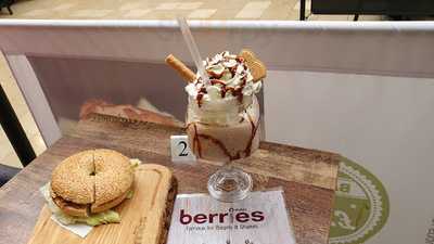 Berries Bagels & Shakes
