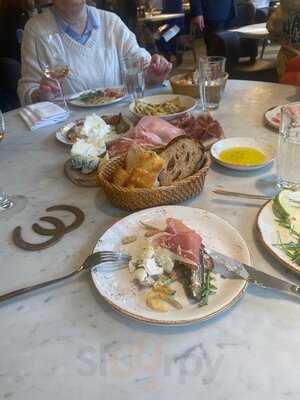 Tozi Restaurant & Bar