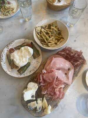 Tozi Restaurant & Bar