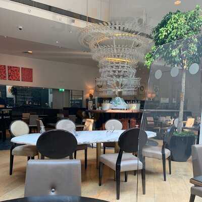 Avenue Restaurant & Bar