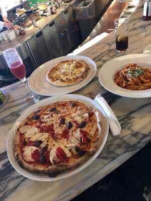 Pizzeria & Canti Prosecco Bar