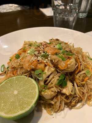 Chi Noodles & Wine Bar