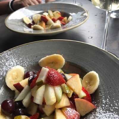 Suburb Sw11 Bar & Dining