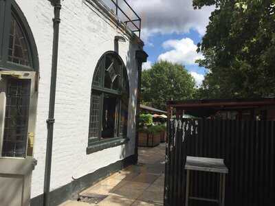 The Red Lion, Barnes