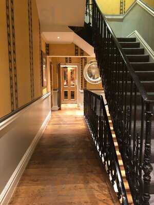 Oscar Restaurant & Bar