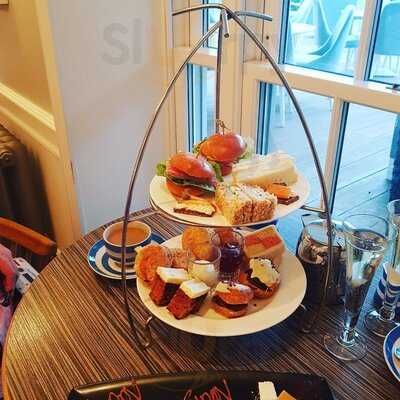 The Upper Deck Restaurant & Bar At The Novotel London Excel