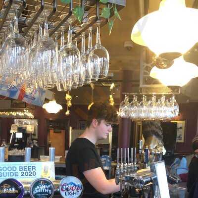 The Red Lion & Pineapple