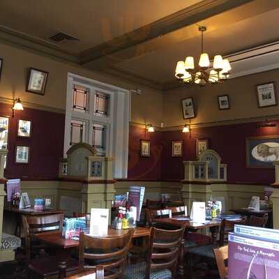 The Red Lion & Pineapple