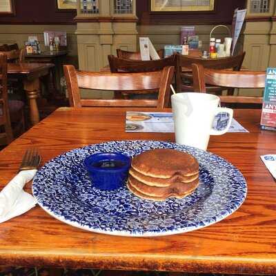 The Red Lion & Pineapple