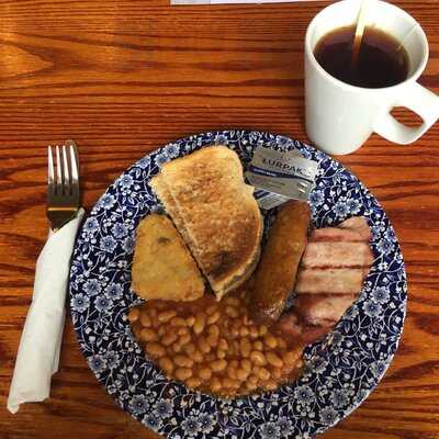 The Red Lion & Pineapple