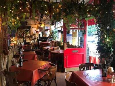 Le Quecumbar & Brasserie