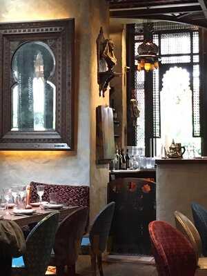 Mo Tea Room And Bazaar