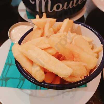 Low Tea At The Luggage Room