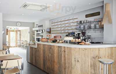 The De Beauvoir Deli Cafe