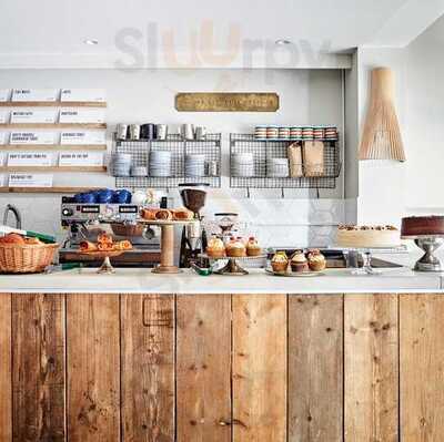 The De Beauvoir Deli Cafe