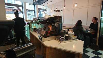 Roni's Bagel Bakery And Cafe