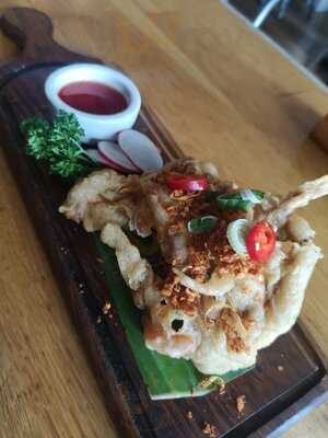 Siam Niyom (simply Thai)