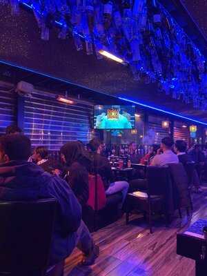 Truth Lounge - Bar & Grill