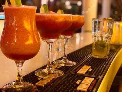 Truth Lounge - Bar & Grill