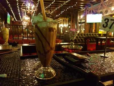 Truth Lounge - Bar & Grill