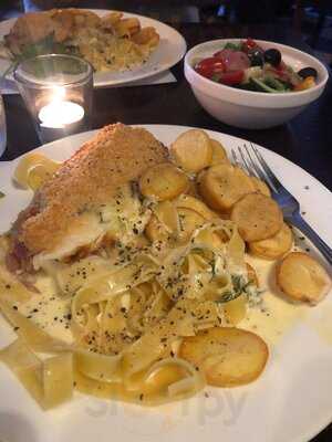 D'arcys At The Station