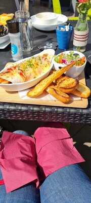 Django's Cafe & Petit Bistro