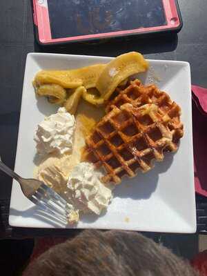 Django's Cafe & Petit Bistro