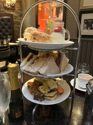 Cronies Restaurant & Bar