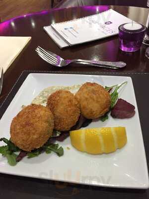 Carriages - Cocktail Bar, Restaurant & Rooms