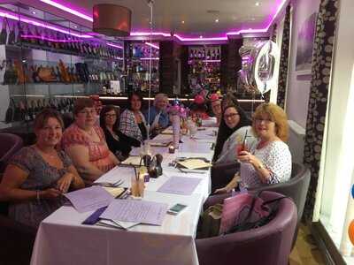 Carriages - Cocktail Bar, Restaurant & Rooms