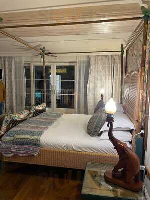 Colonial Beach Bar & Restaurant