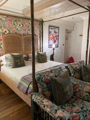 Colonial Beach Bar & Restaurant