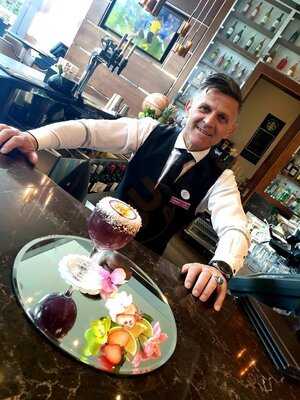 Bar 92 & Cube Grill Restaurant