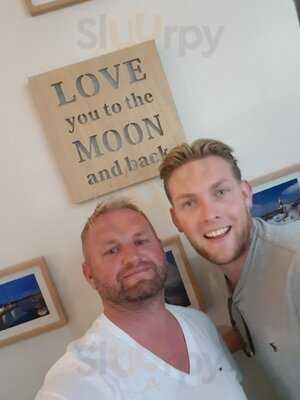 Nanna Moon's Cafe Bar