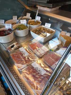 Giulianos Delicatessens