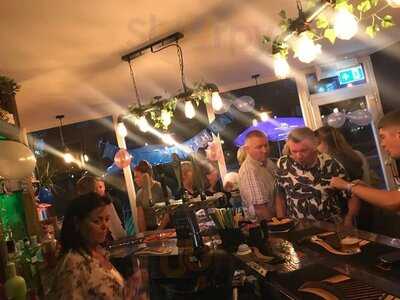 Albatross Bar & Food