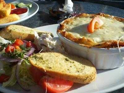 The Kingfisher – Waterside Bar And Bistro