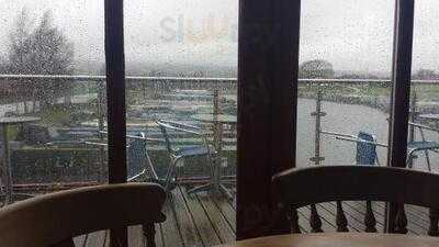 The Kingfisher – Waterside Bar And Bistro