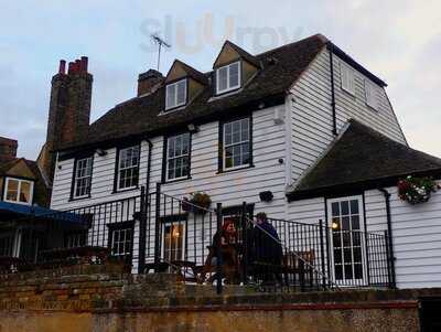 Three Daws Riverside Inn