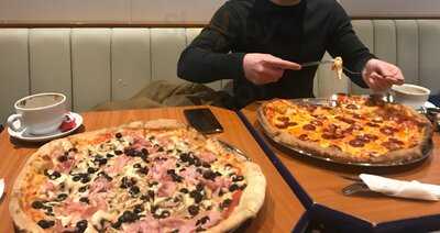 Penguin Cafe & Pizza